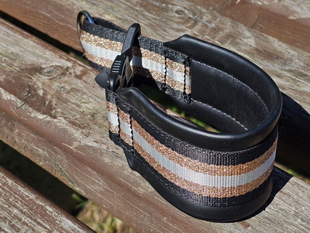 MAGNETINĖ SAGTIS – JUODA ODA, PAGAMINTAS 27 cm - Image 2