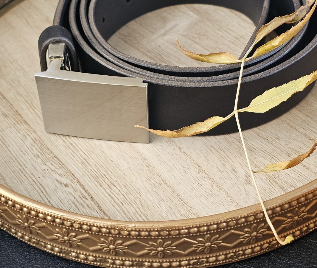 Diržas su graviruota sagtimi "Ego"