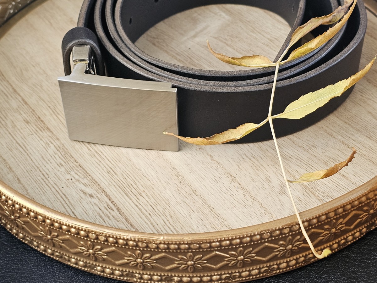 Diržas su graviruota sagtimi "Ego"