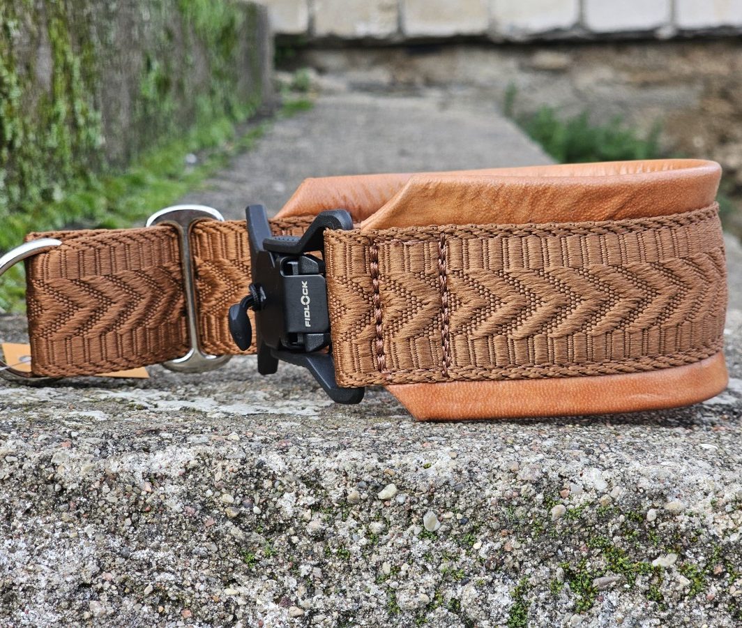 MAGNETINĖ SAGTIS – RUDA ODA, PAGAMINTAS 33 cm