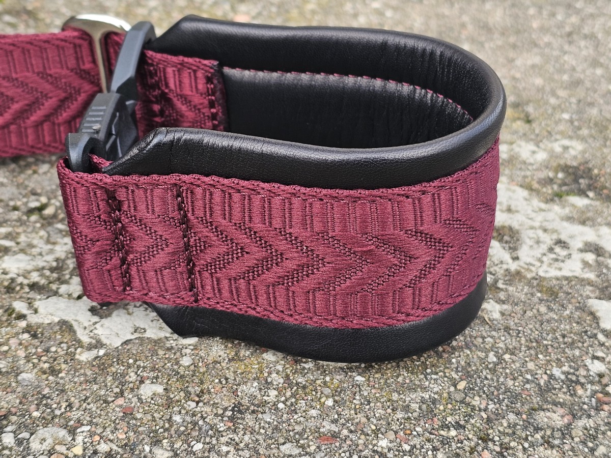 MAGNETINĖ SAGTIS – JUODA ODA, PAGAMINTAS 30 cm - Image 2