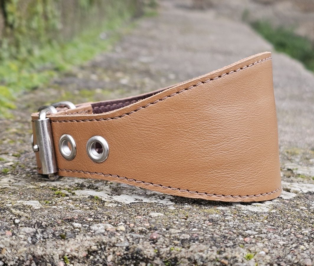 "Kava" - šviesiai ruda, pagamintas (kaklo apimtis 28-35 cm)