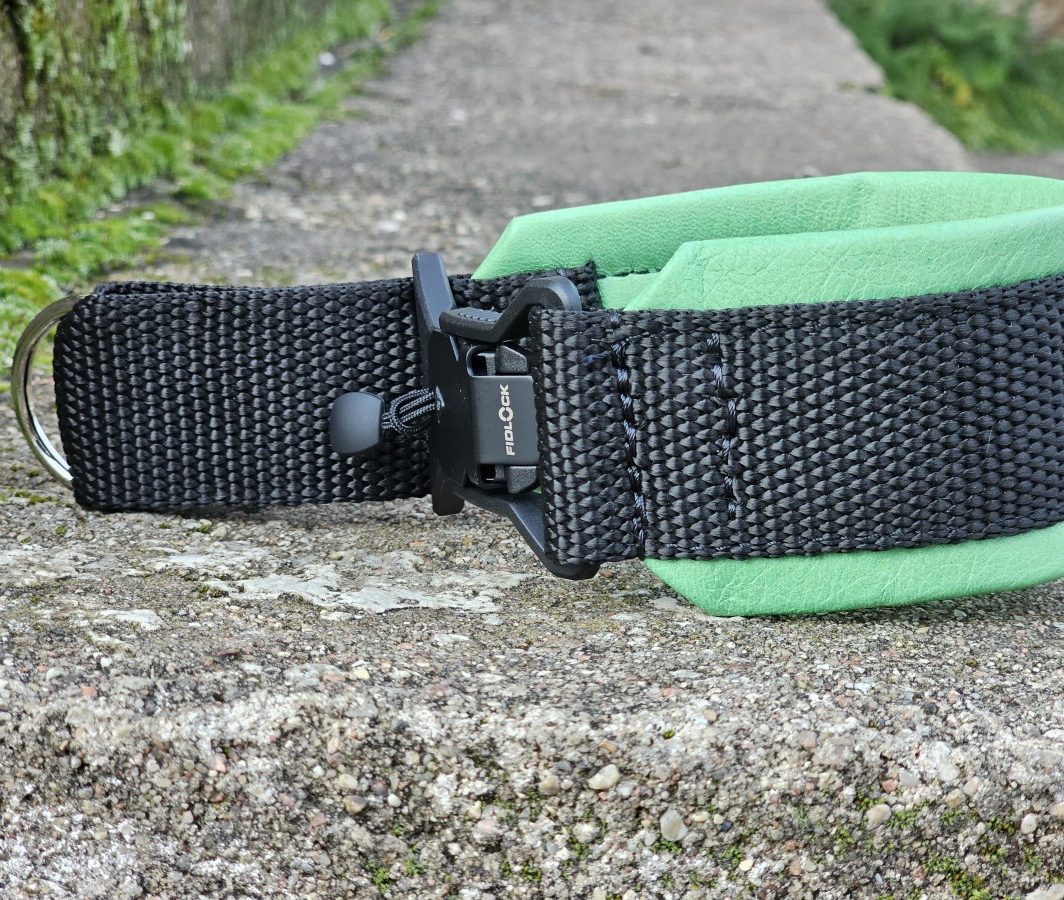 MAGNETINĖ SAGTIS – ŽALIA ODA, PAGAMINTAS 27 cm