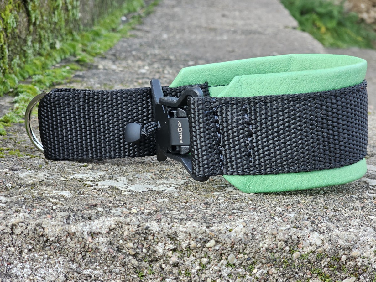 MAGNETINĖ SAGTIS – ŽALIA ODA, PAGAMINTAS 27 cm