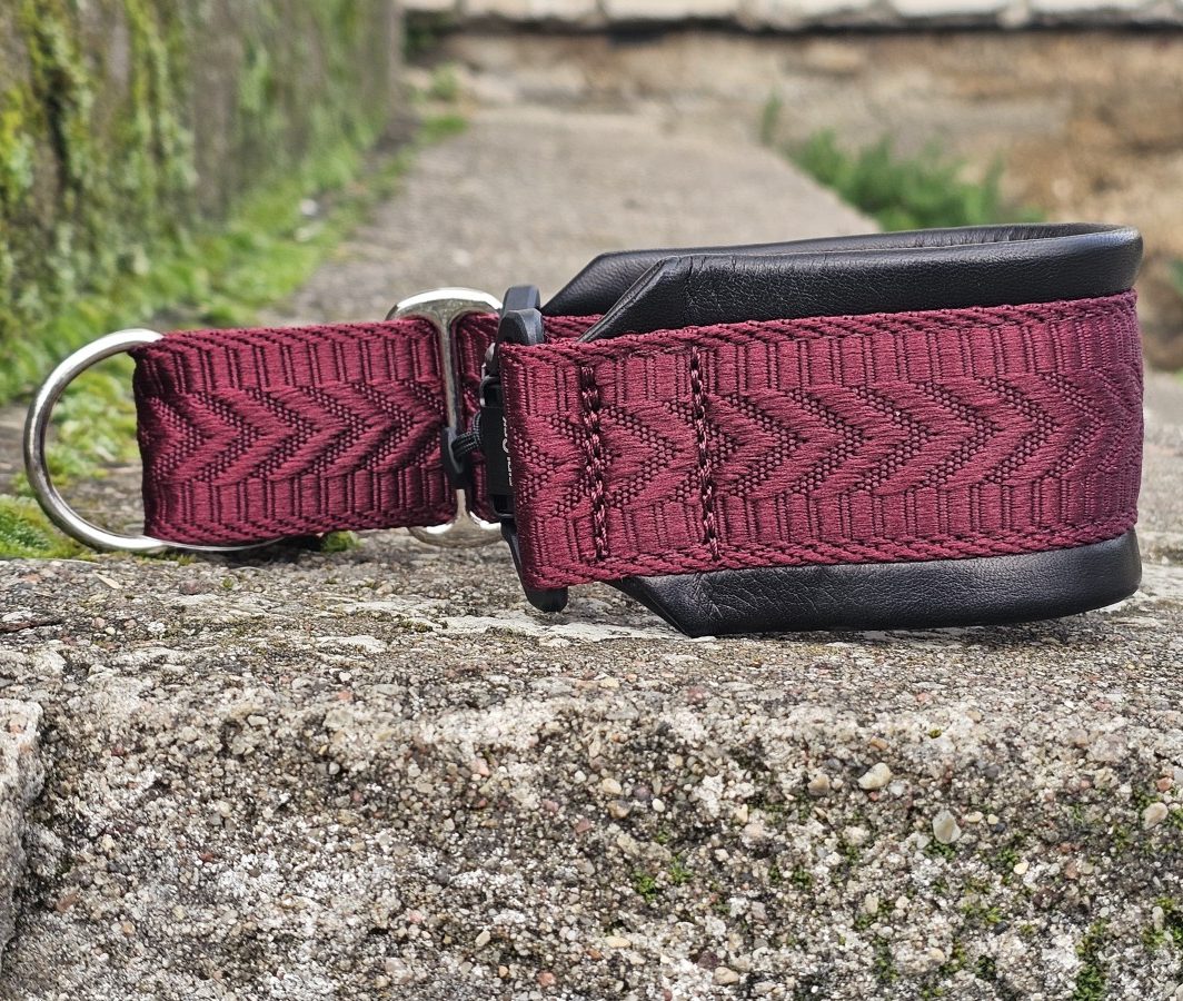 MAGNETINĖ SAGTIS – JUODA ODA, PAGAMINTAS 30 cm