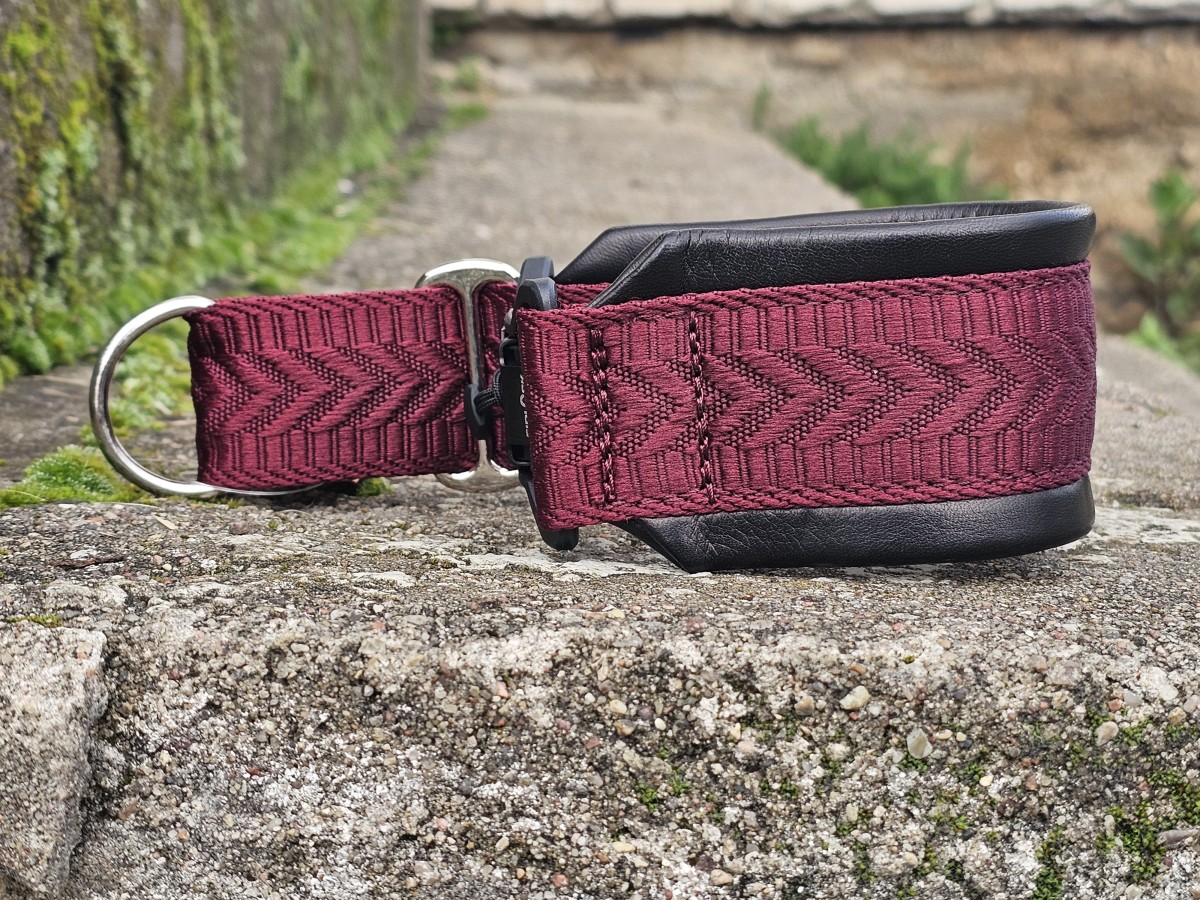 MAGNETINĖ SAGTIS – JUODA ODA, PAGAMINTAS 30 cm