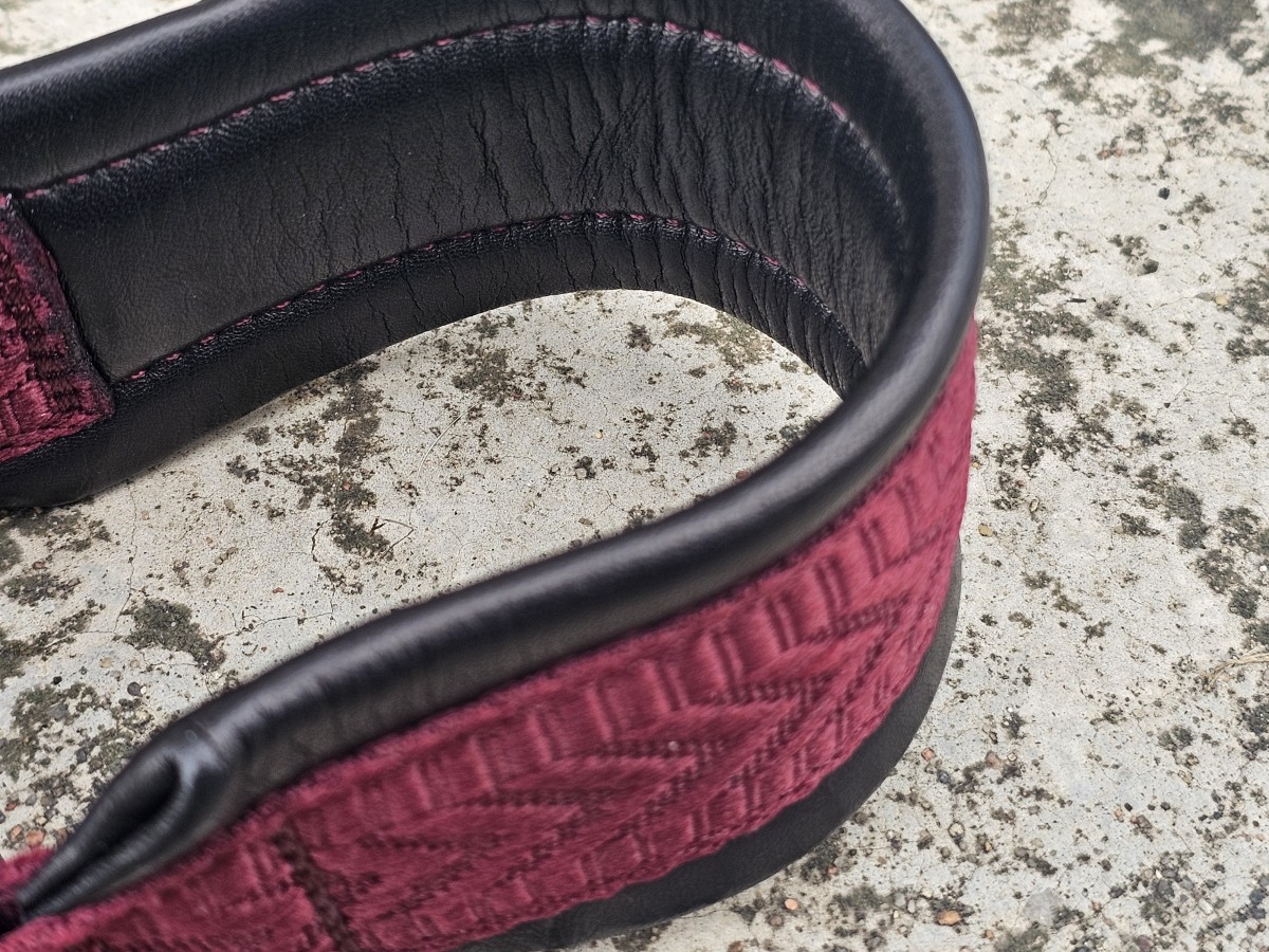 MAGNETINĖ SAGTIS – JUODA ODA, PAGAMINTAS 30 cm - Image 4