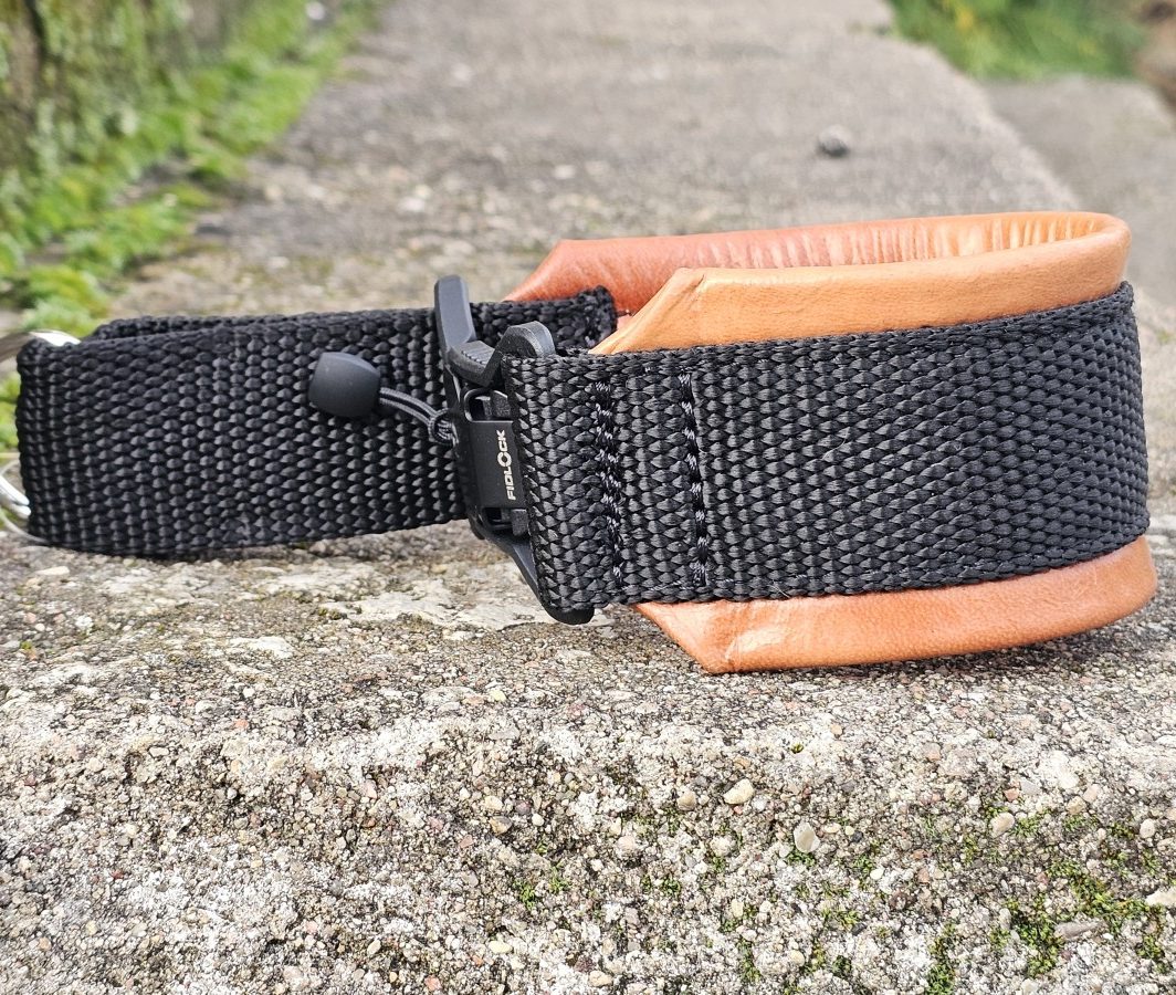 MAGNETINĖ SAGTIS – RUDA ODA, PAGAMINTAS 30 cm