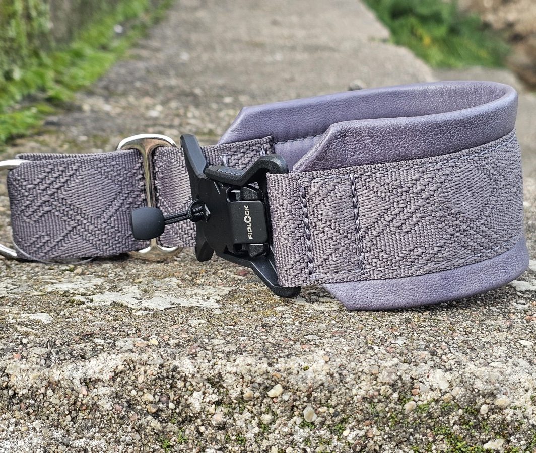 MAGNETINĖ SAGTIS – VIOLETINĖ ODA, PAGAMINTAS 30 cm