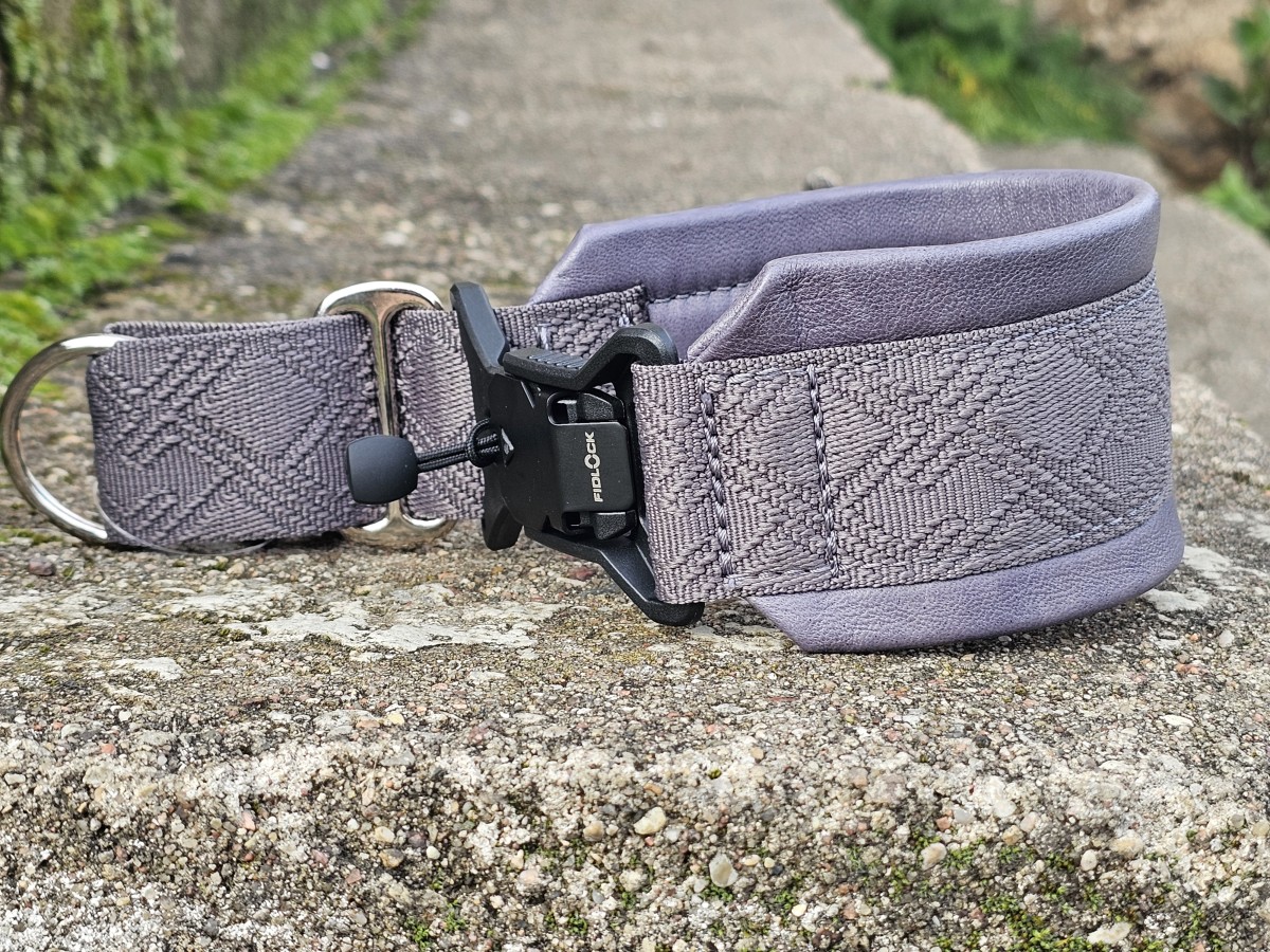 MAGNETINĖ SAGTIS – VIOLETINĖ ODA, PAGAMINTAS 30 cm