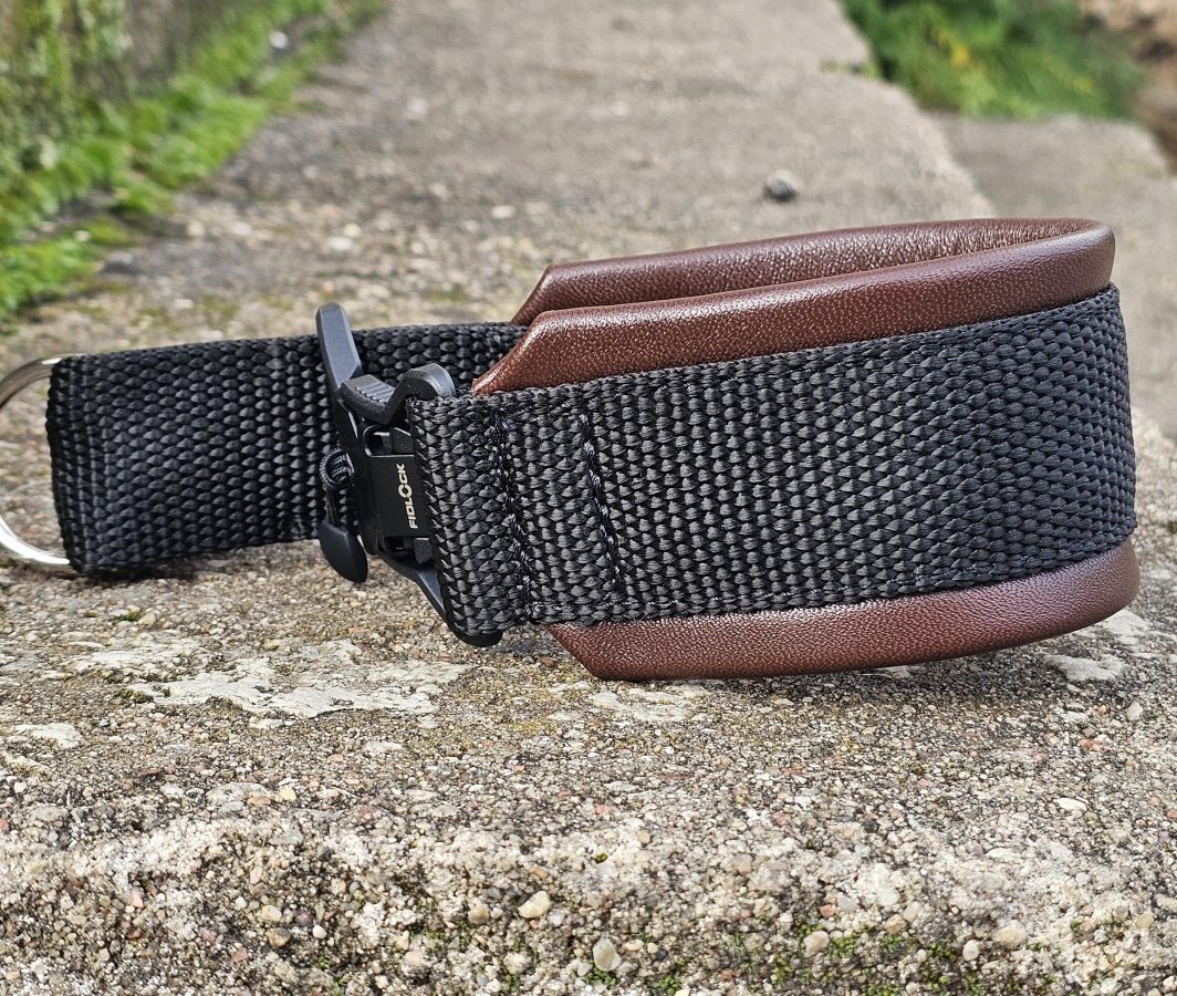 MAGNETINĖ SAGTIS – TAMSI RUDA ODA, PAGAMINTAS 30 cm