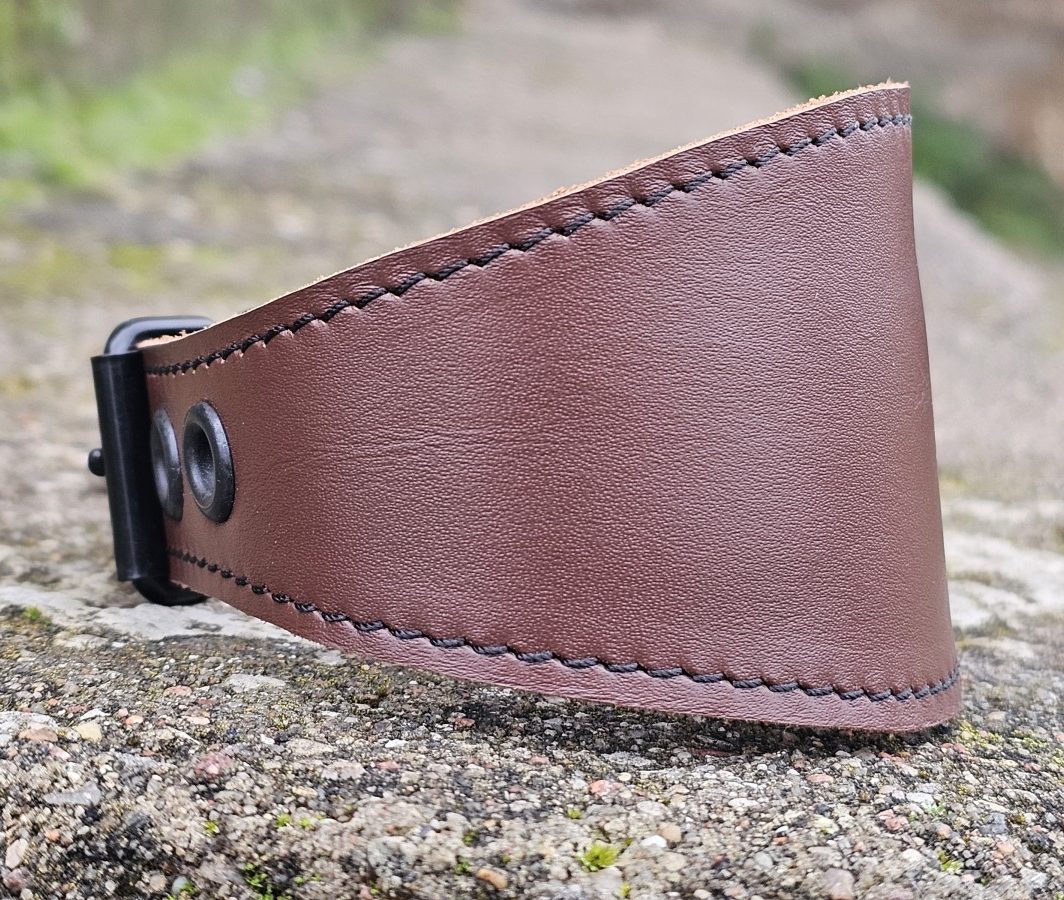 "Kava" - tamsiai rudas, pagamintas (kaklo apimtis 23-30 cm)