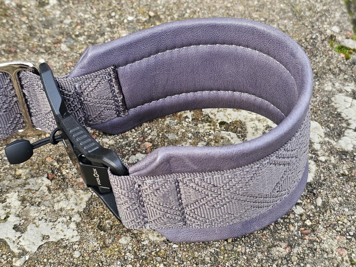 MAGNETINĖ SAGTIS – VIOLETINĖ ODA, PAGAMINTAS 30 cm - Image 2