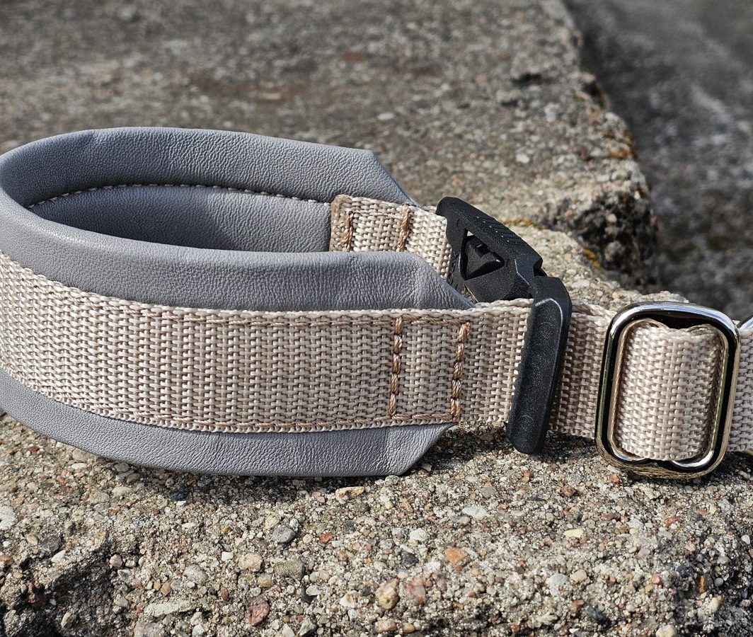 MAGNETINĖ SAGTIS – PILKA ODA, PAGAMINTAS 27 cm