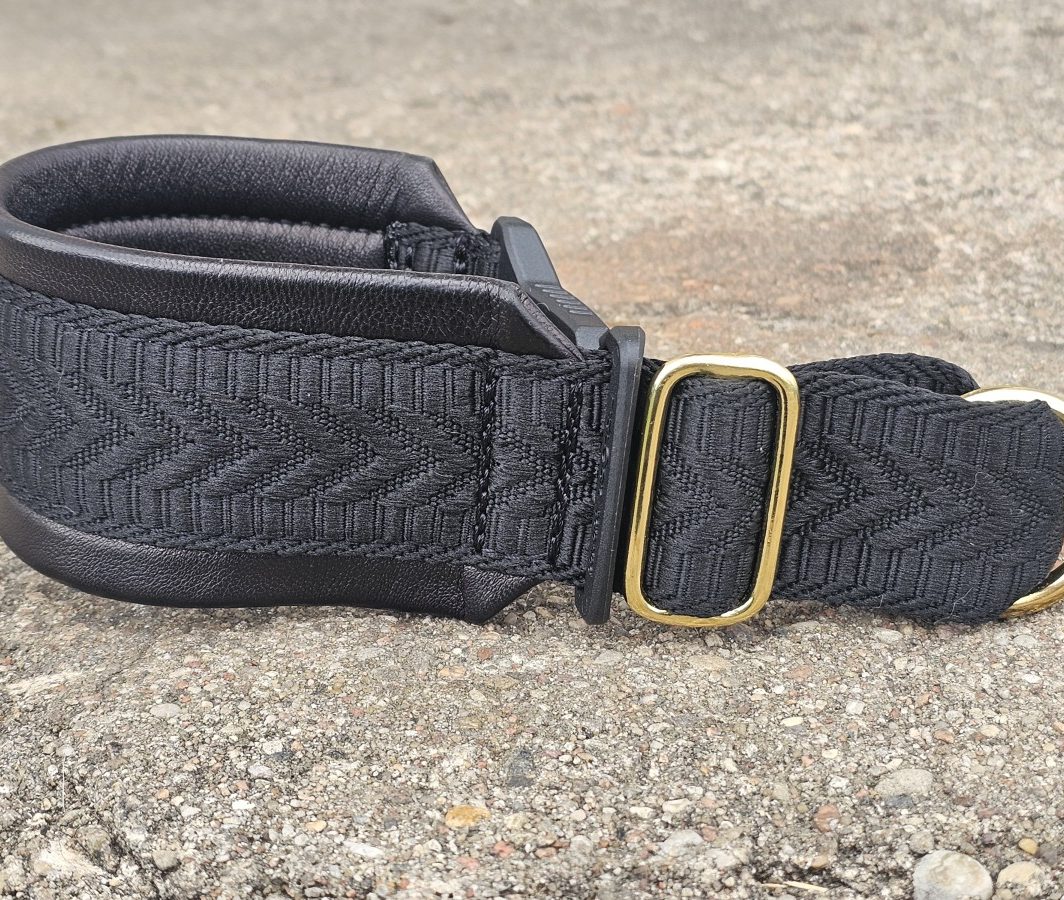 MAGNETINĖ SAGTIS – JUODA ODA, PAGAMINTAS 27 cm