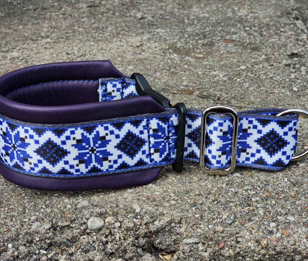 MAGNETINĖ SAGTIS – VIOLETINĖ ODA, PAGAMINTAS 27 cm