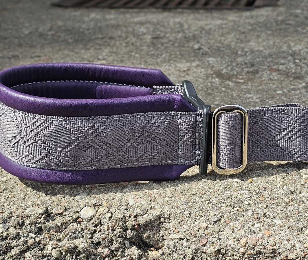 MAGNETINĖ SAGTIS – VIOLETINĖ ODA, PAGAMINTAS 39 cm