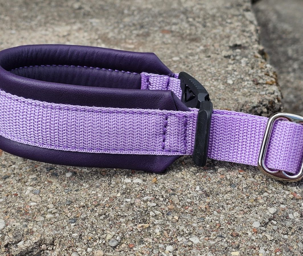 MAGNETINĖ SAGTIS – VIOLETINĖ ODA, PAGAMINTAS 33 cm