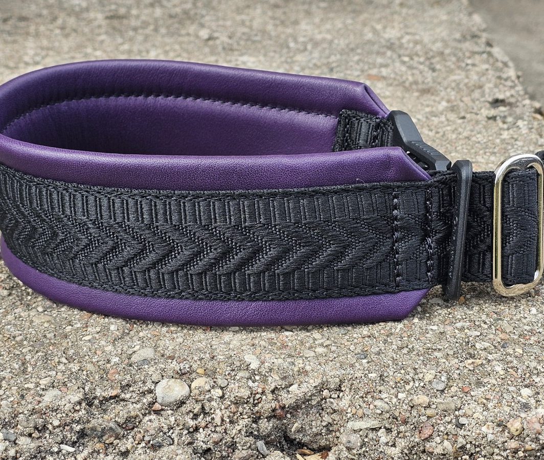MAGNETINĖ SAGTIS – VIOLETINĖ ODA, PAGAMINTAS 45 cm